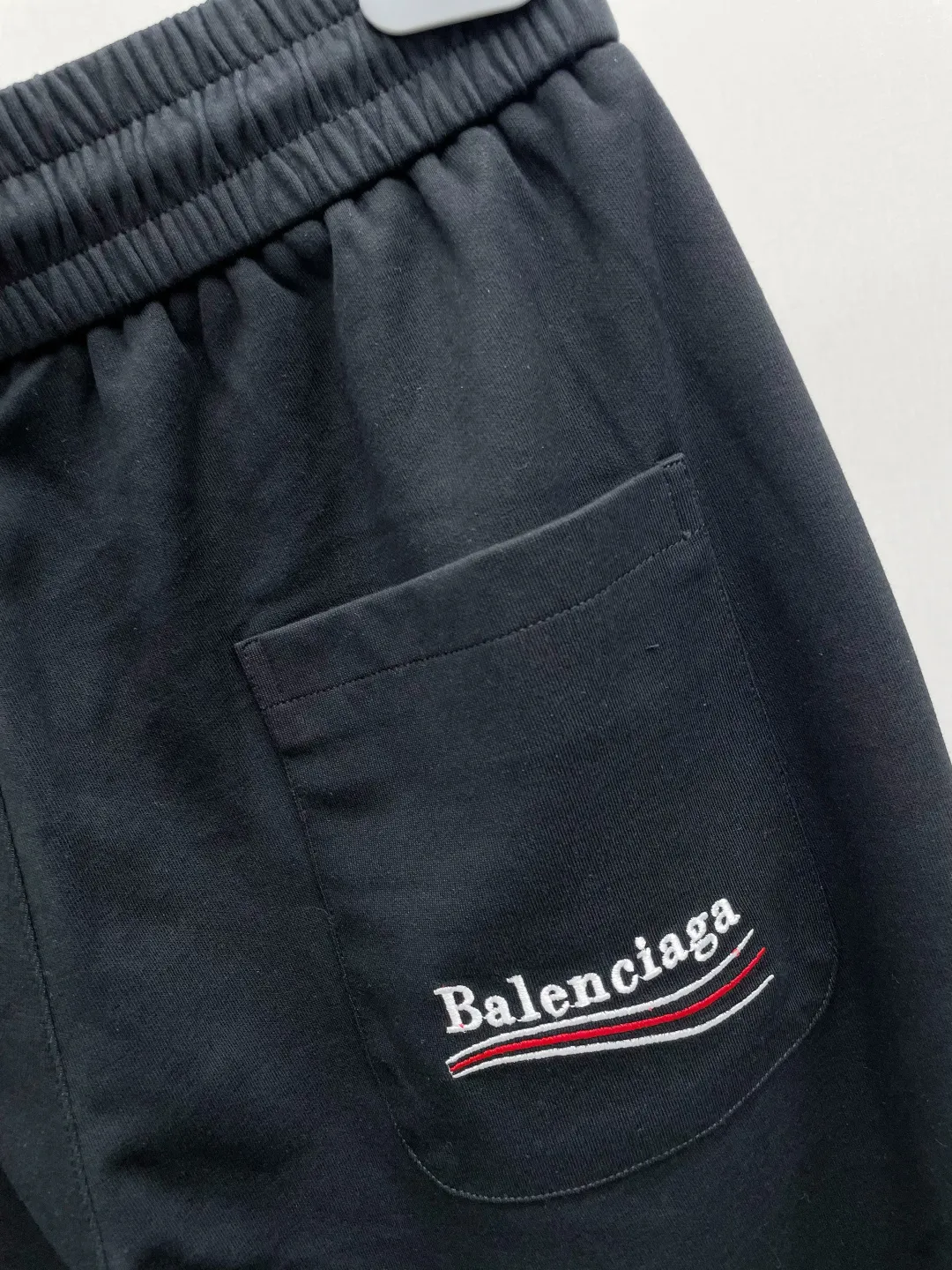 Bal Paris 2026 Summer New Arrival Coke Wave🌊Embroidered letters brand LOGO casual shorts DD official website for sale simultaneously. Brand Classic LOGO casual pants, customized fabrics, excellent comfort and strong touch. Highly recognisable, perfect appearance and craftsmanship. Size:M-3XL